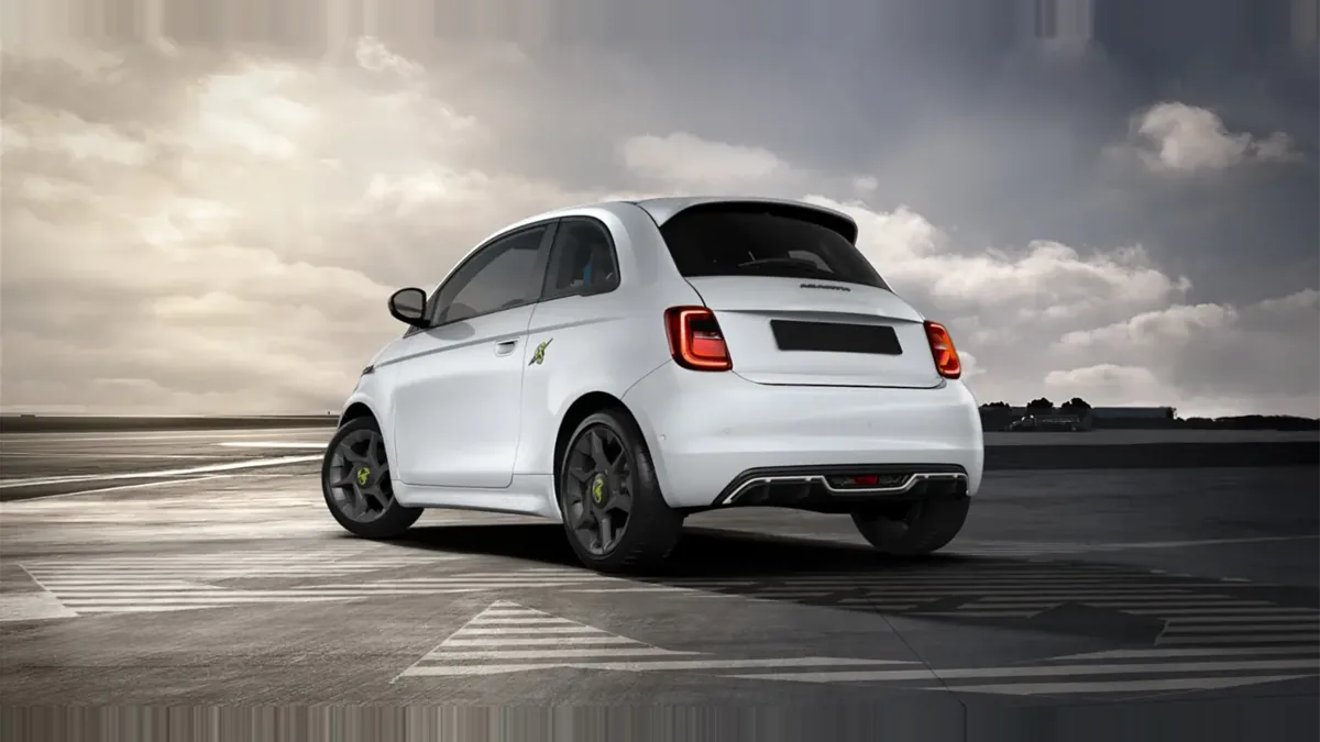 Abarth 500e 42kWh en renting — Trasera