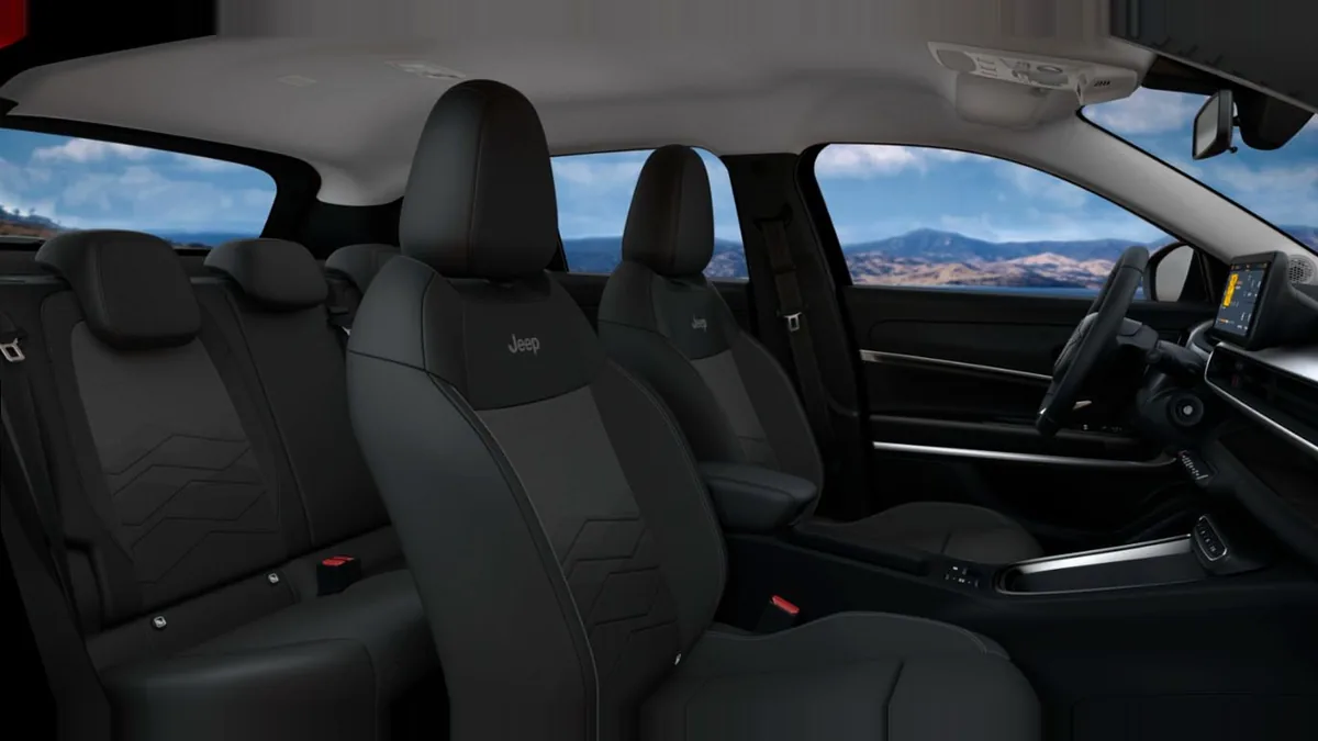 Jeep AVENGER E-HYBRID ALTITUDE en renting — vista 7
