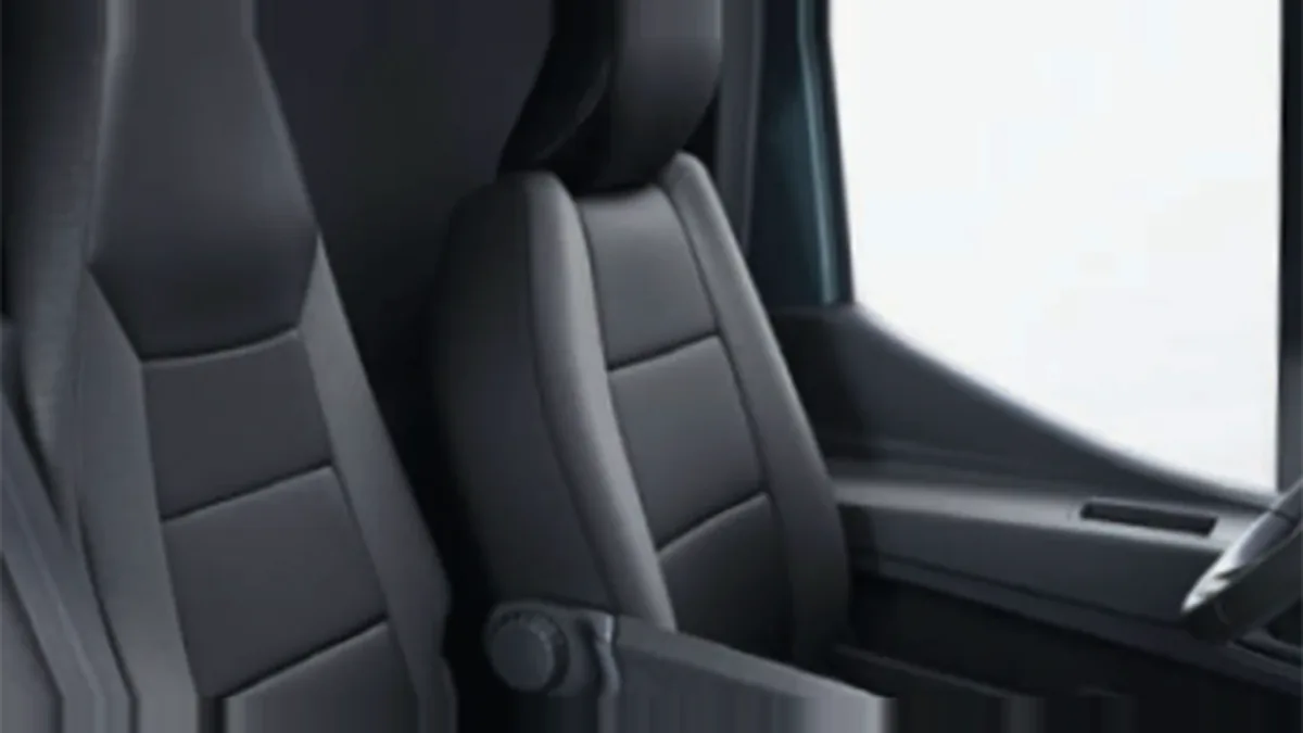 Nissan Interstar L2H2 3.5T 2.3dCi FWD Acenta en renting — Delantera