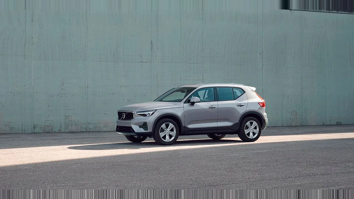 Volvo XC40 2.0 B3 Core G Auto en renting — Lateral