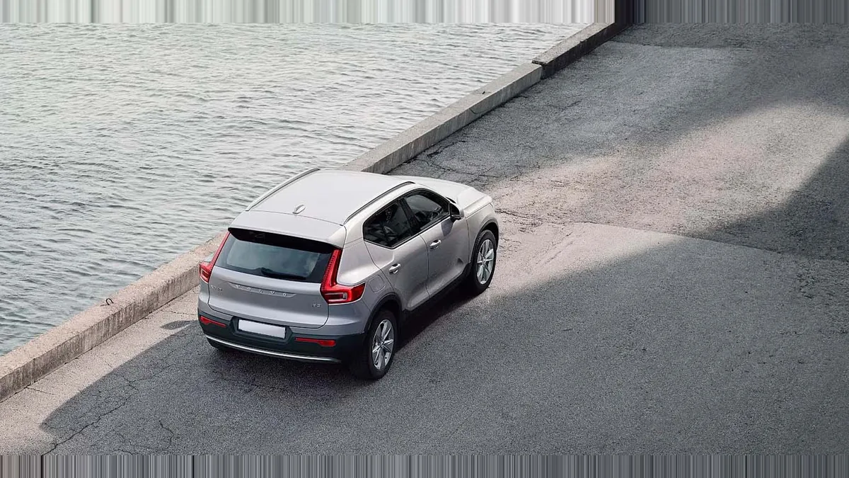 Volvo XC40 2.0 B3 Core G Auto en renting — Trasera